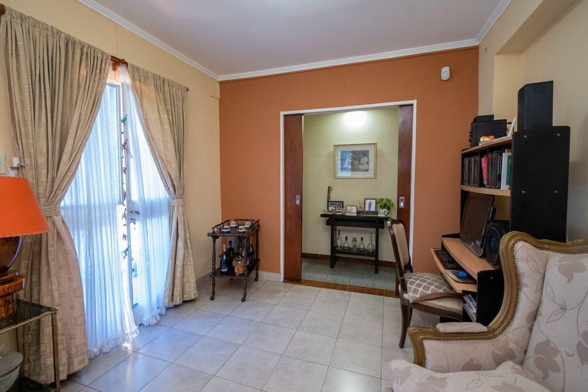 Foto de Venta Casa 3 dorm, cochera y patio verde, imagen 2