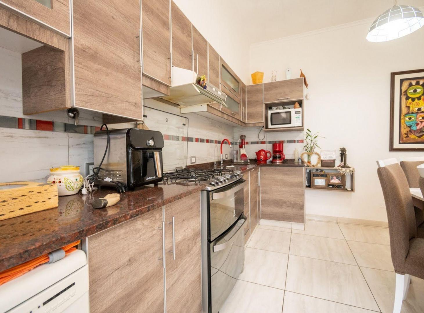 Foto de HERMOSA CASA CON PATIO, PILETA Y GRAN POTENCIAL, imagen 3