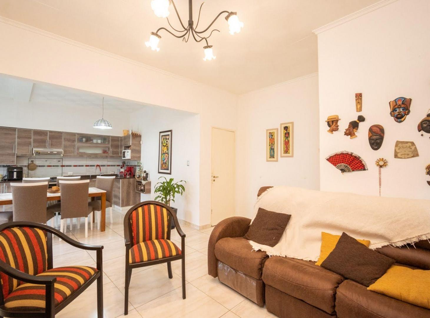 Foto de HERMOSA CASA CON PATIO, PILETA Y GRAN POTENCIAL, imagen 4