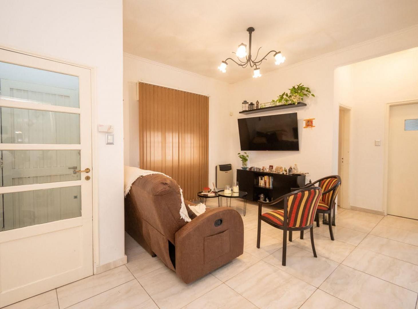 Foto de HERMOSA CASA CON PATIO, PILETA Y GRAN POTENCIAL, imagen 1
