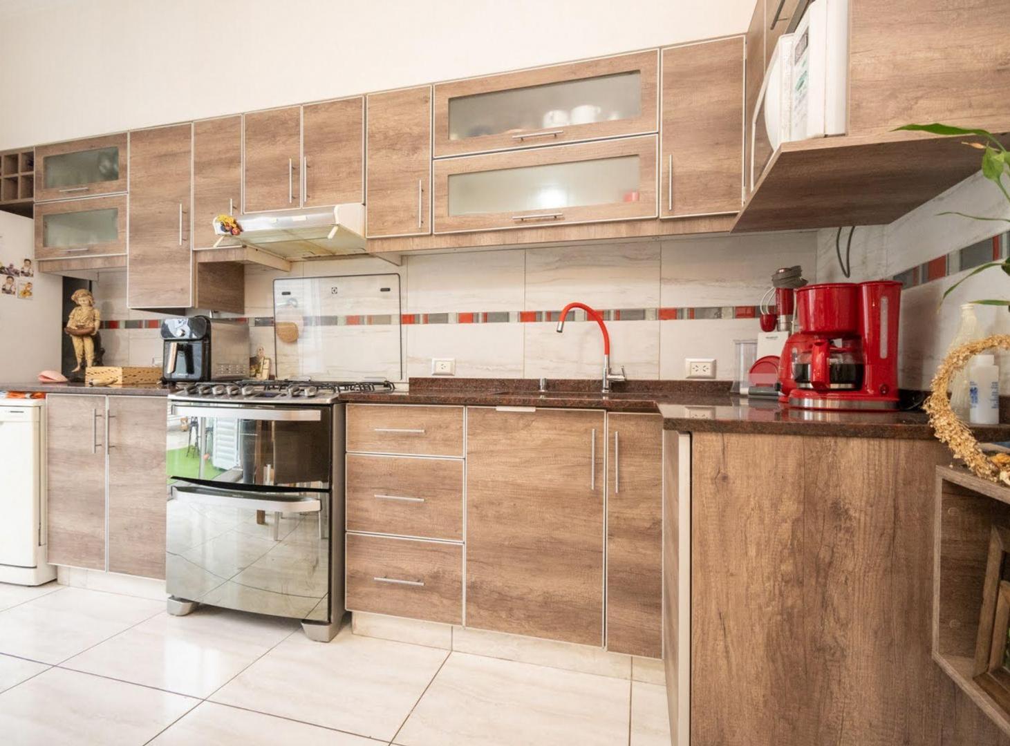 Foto de HERMOSA CASA CON PATIO, PILETA Y GRAN POTENCIAL, imagen 2
