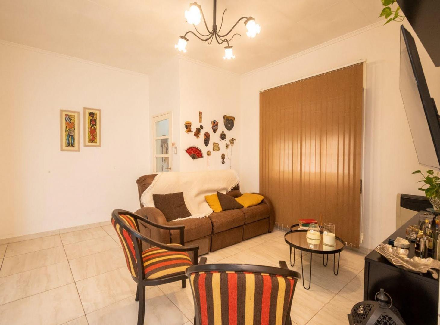 Foto de HERMOSA CASA CON PATIO, PILETA Y GRAN POTENCIAL, imagen 5