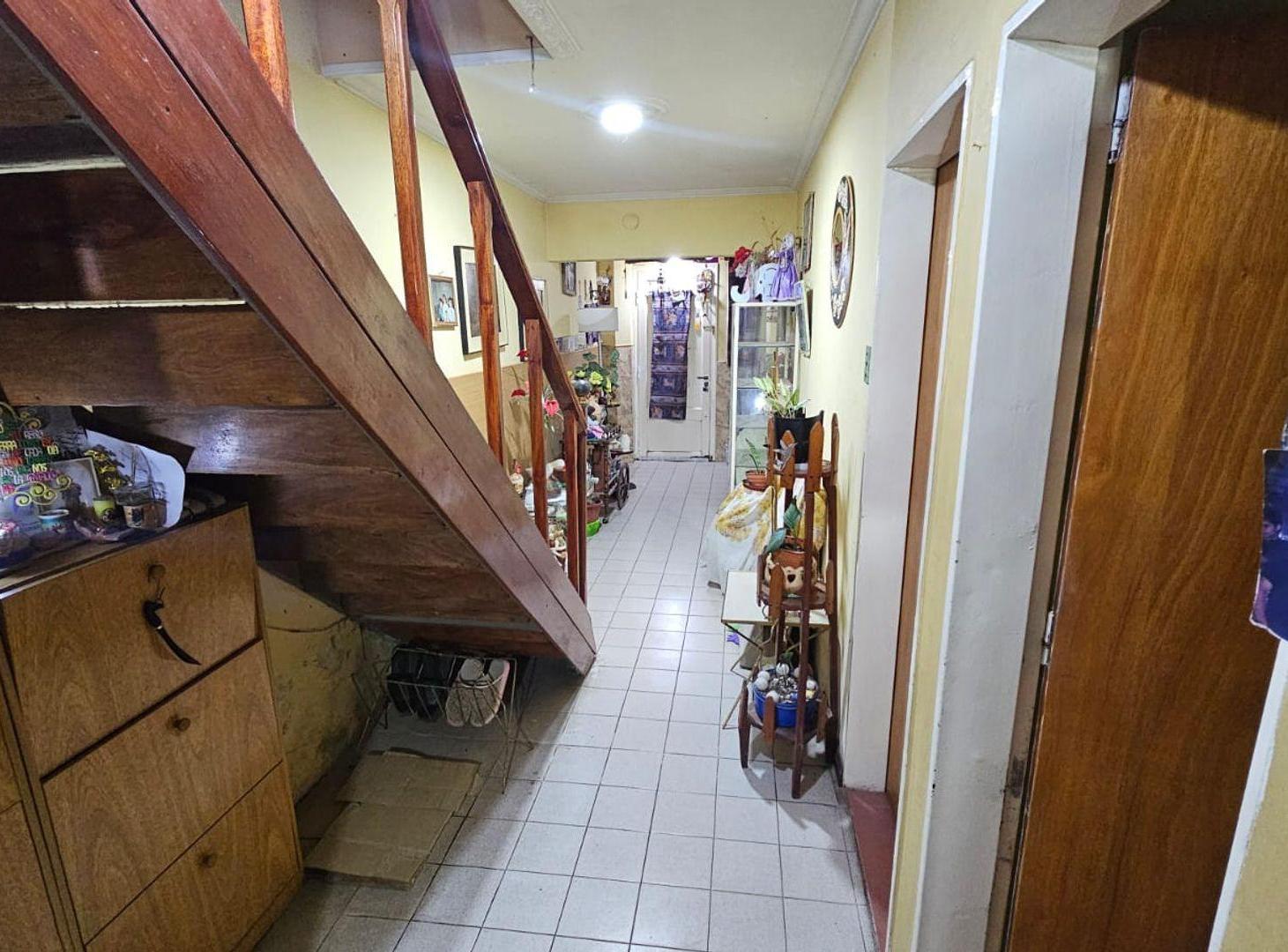 Foto de VENTA CASA 4 DORMITORIOS, COCHERA Y QUINCHO, imagen 3