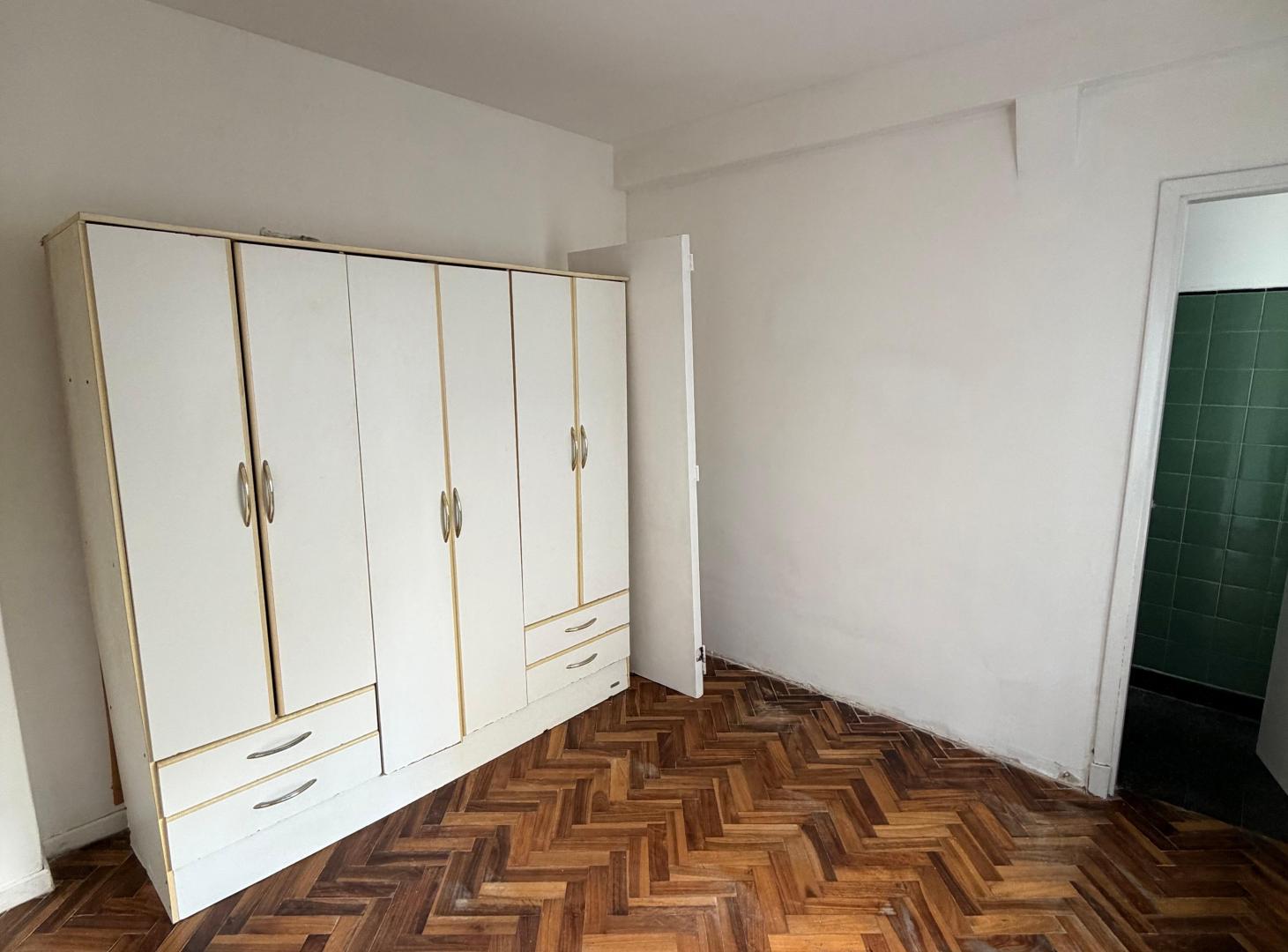 Foto de Departamento de 2 amb con patio en venta en Coghlan, imagen 4