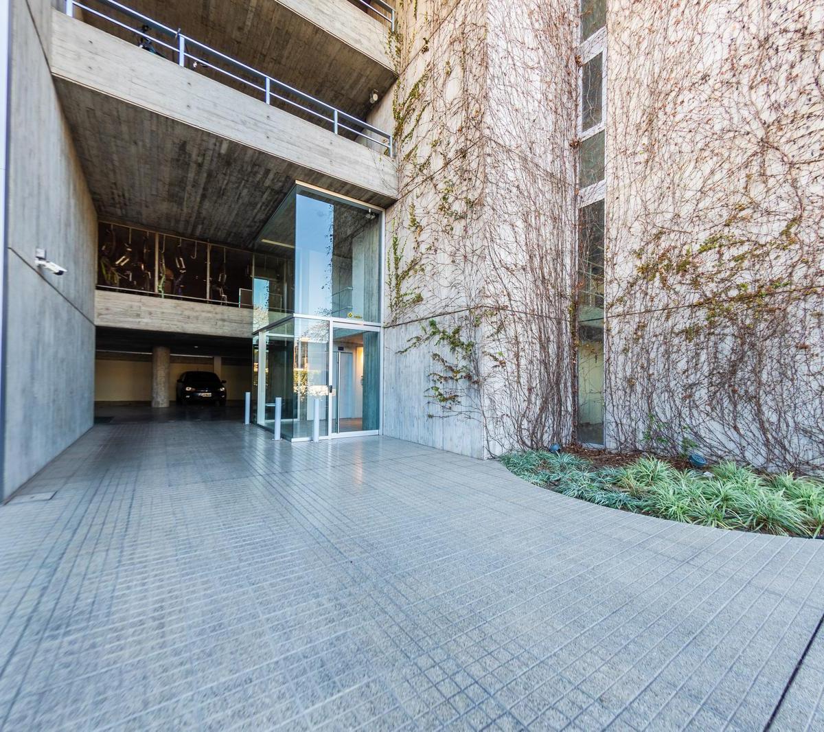 En Venta - Departamento Duplex de 3 Dorm. con Vista Al Río - Quincho y Pileta - Barrio Arroyito 2