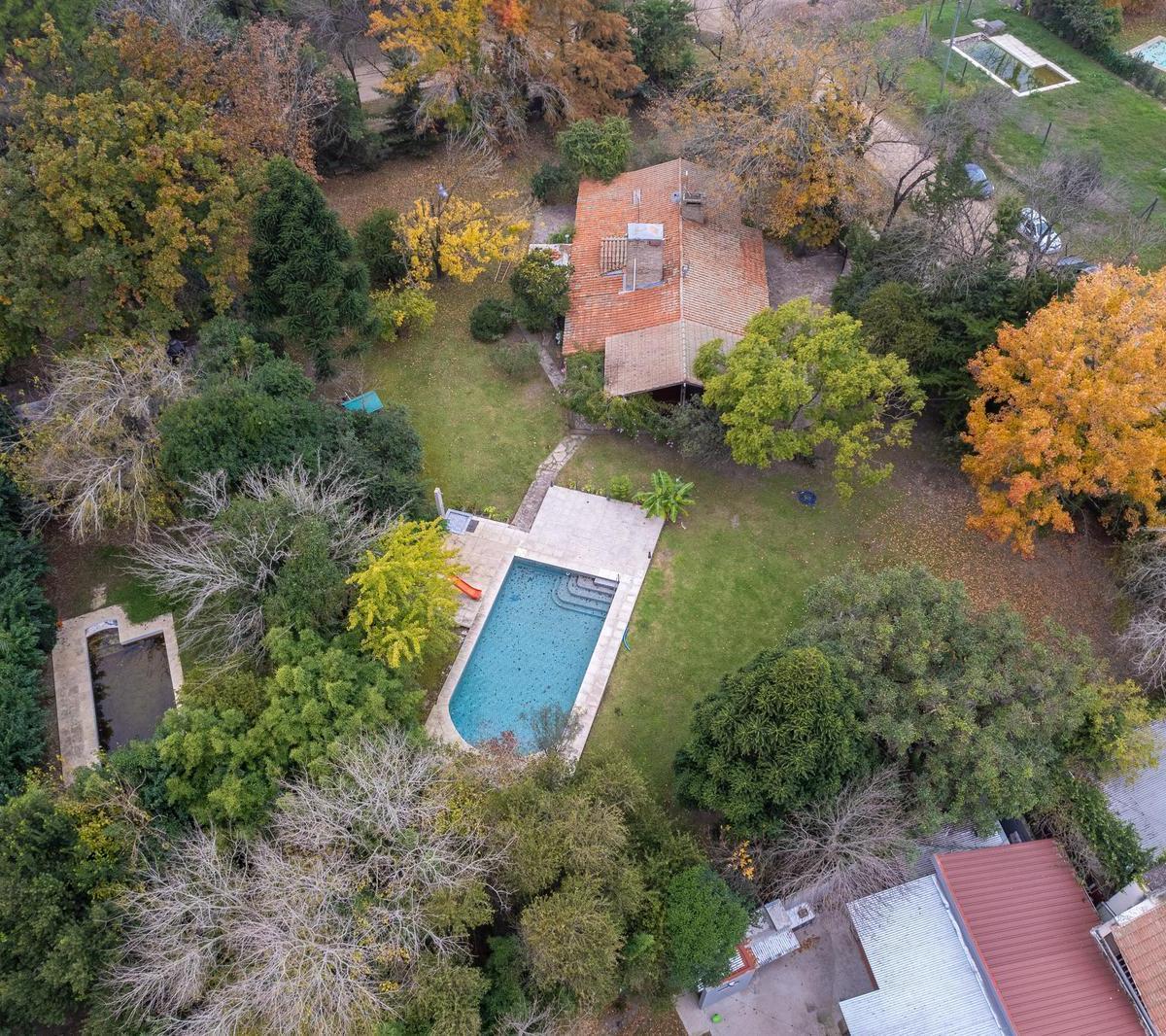 VENTA - CASA TRES DORMITORIOS CON JARDIN Y PILETA - FUNES