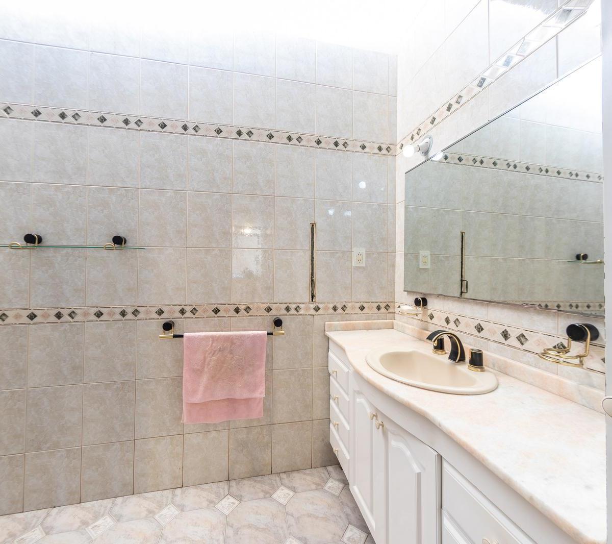 En Venta - Casa de Tres Dorm. C/cochera, Jardín y Pileta - Granadero Baigorria 1