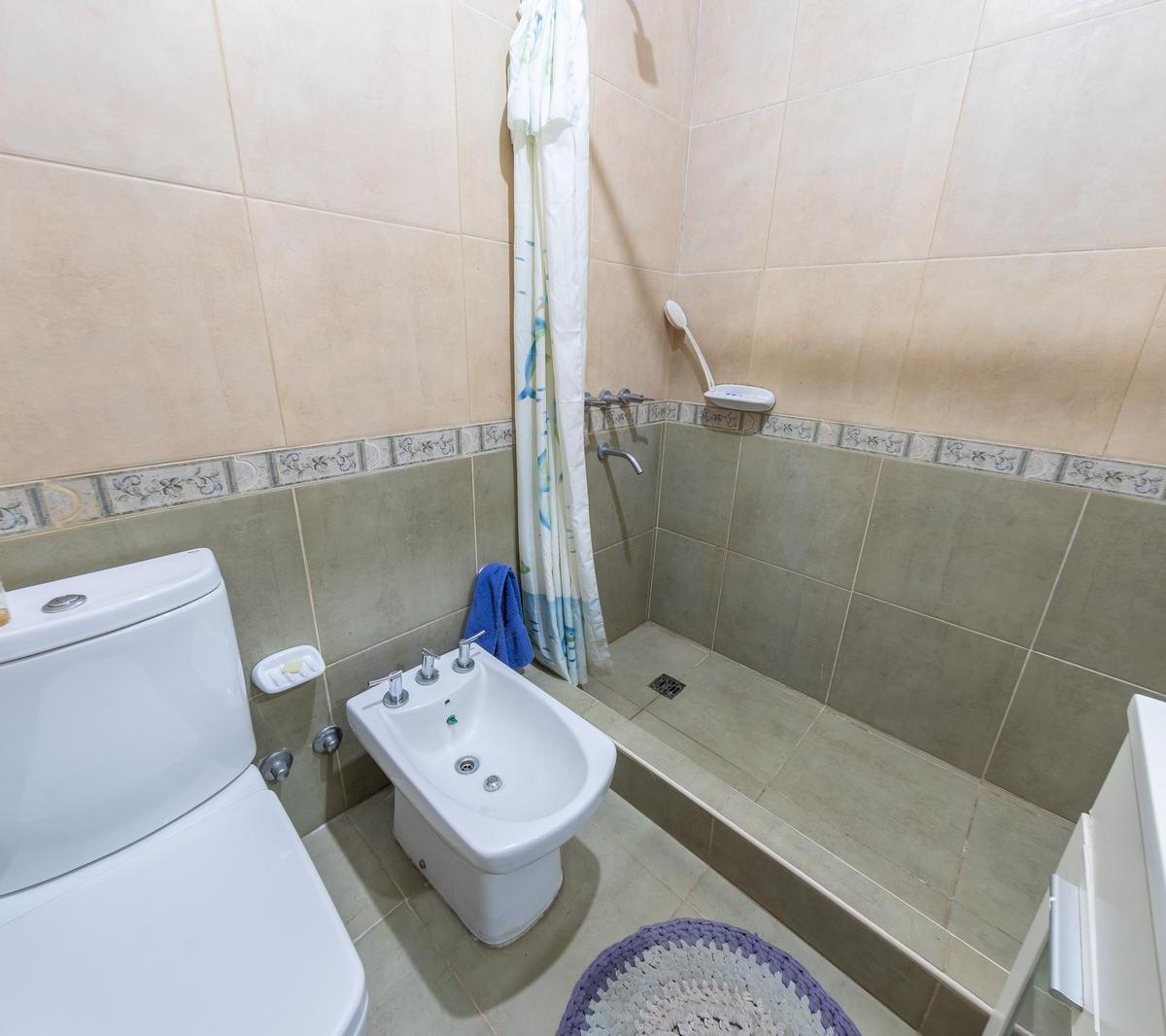 Venta - Casa de Tres Dormiotiros con Cochera y Patio con Jardín - Granadero Baigorria 2