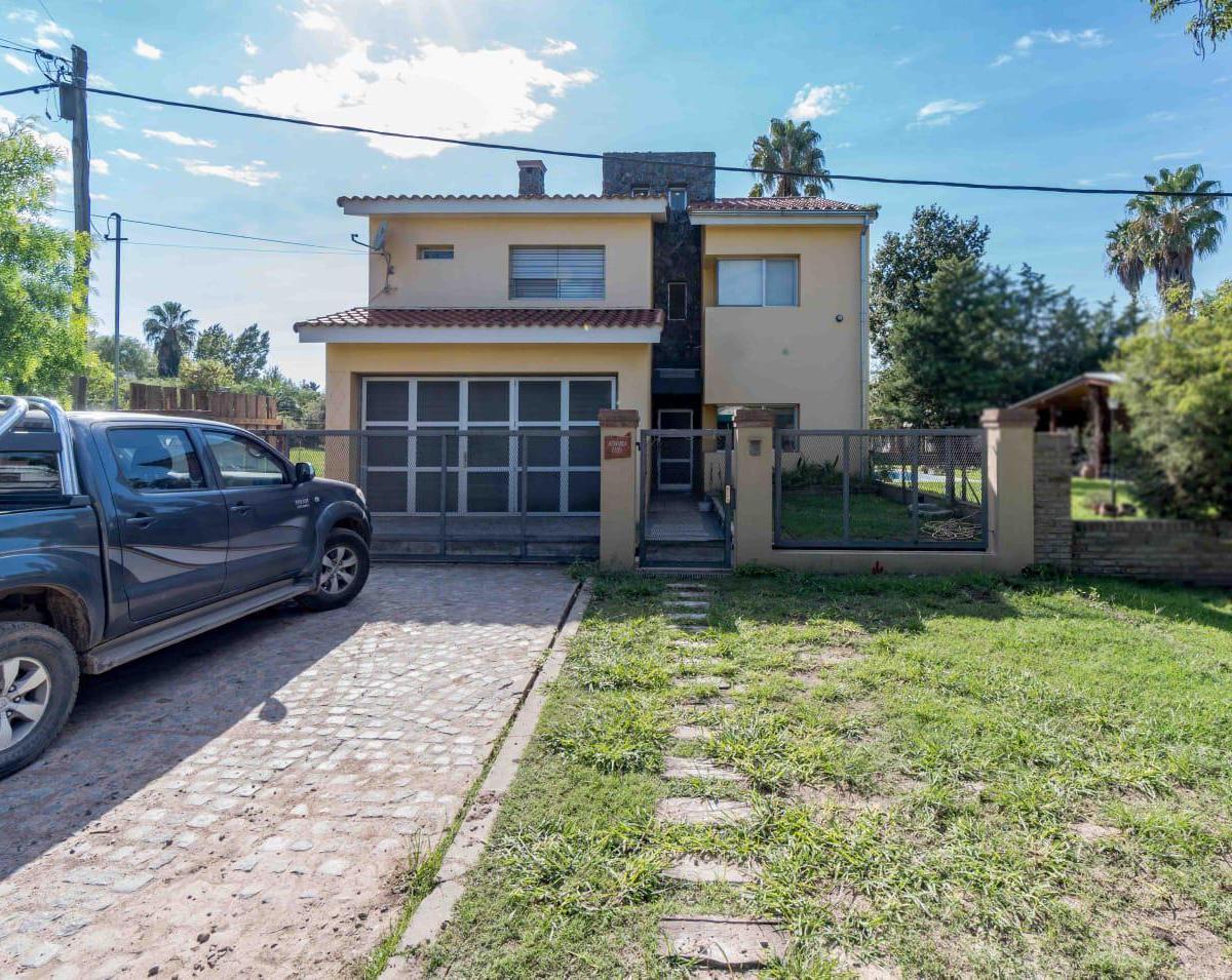 Venta - Casa de 4 Dorm. - Cochera Doble - Funes - Barrio Los Solares 2