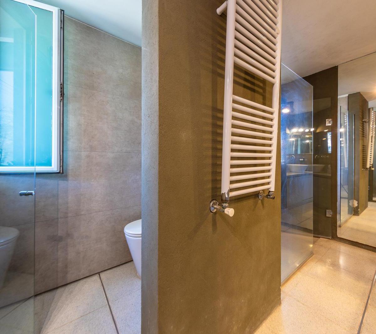 Venta - Casa de Cuatro Dorm. con Patio, Pileta y Cochera Doble - Ricardone 2