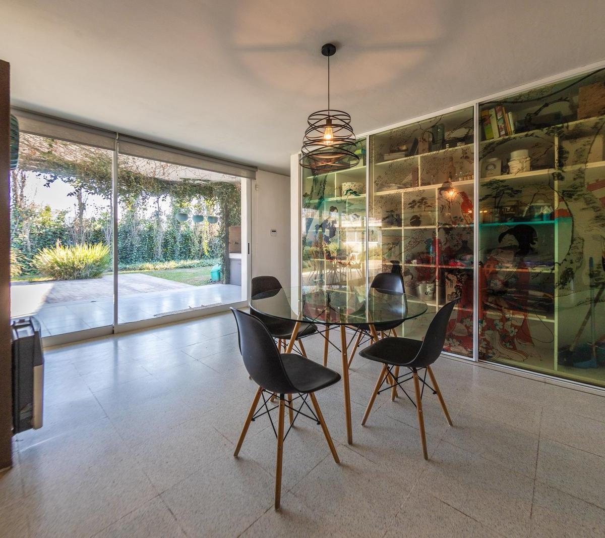 Venta - Casa de Cuatro Dorm. con Patio, Pileta y Cochera Doble - Ricardone 1
