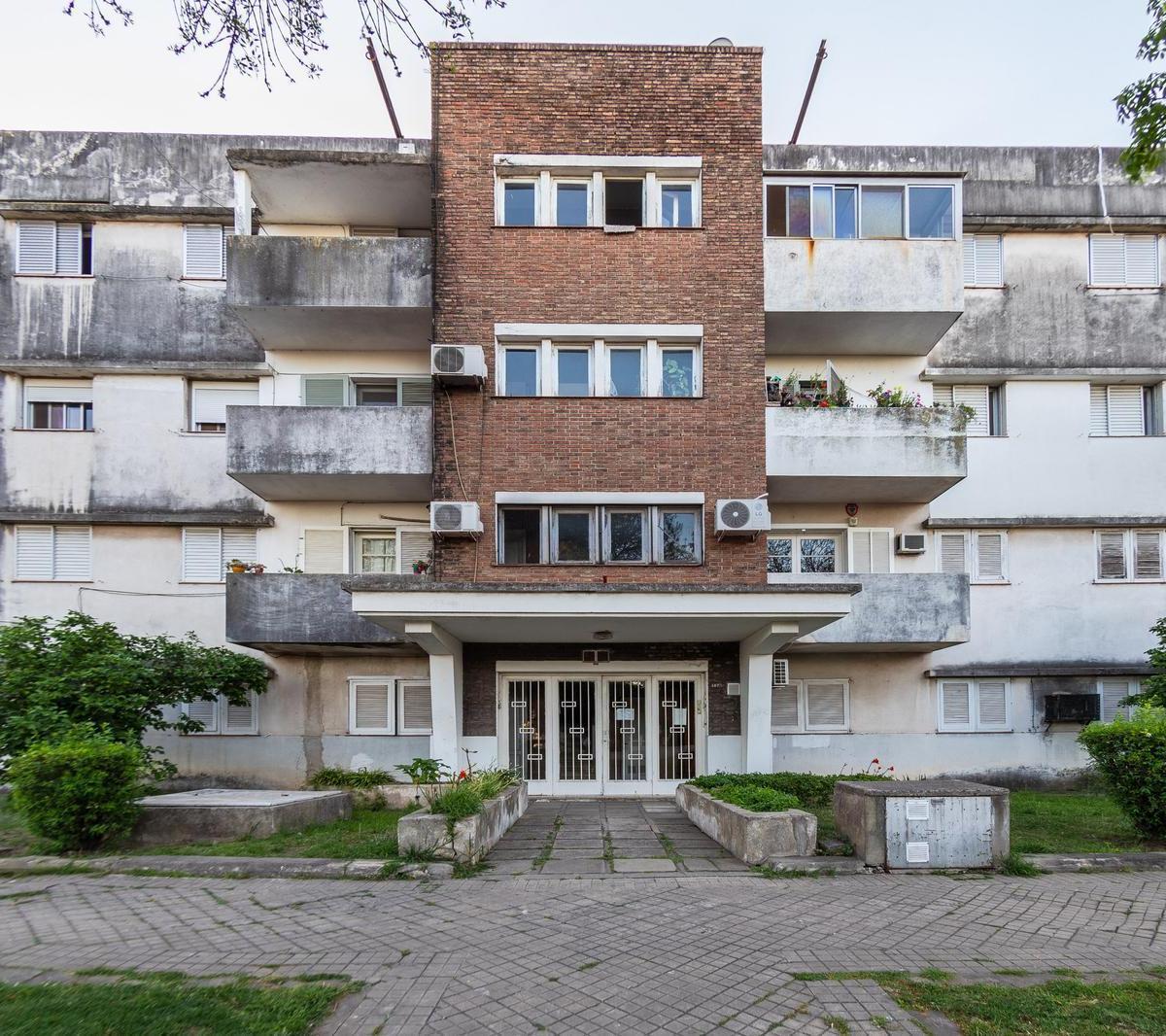 En Venta - Departamento de Tres Dorm. - Las Heras 3