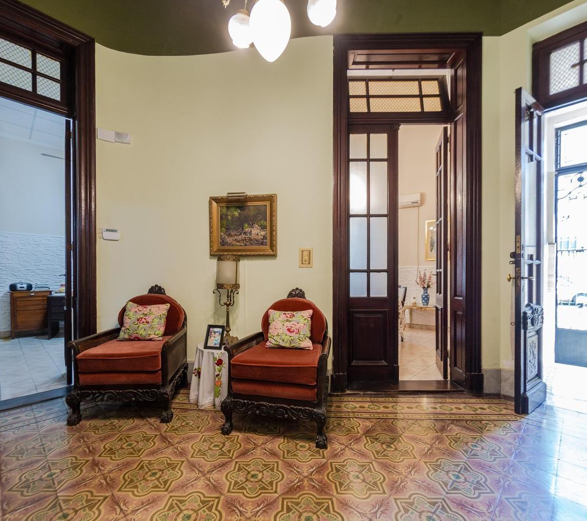 Venta - Casa de Cuatro Dorm. - Barrio Lourdes 2