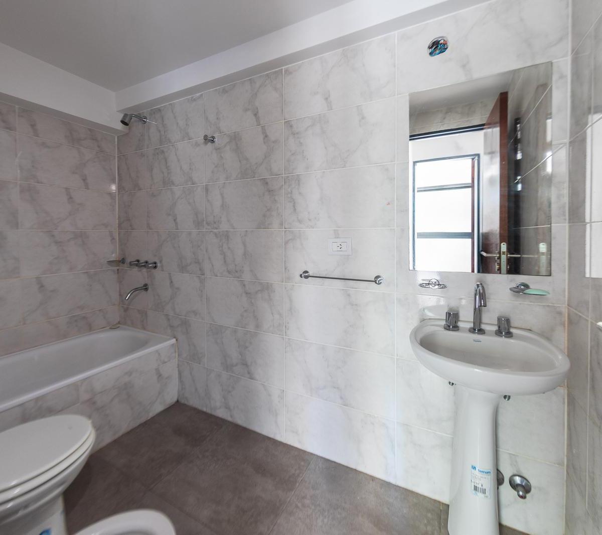 VENTA - DEPARTAMENTO DE UN DORMITORIO CON PATIO - LOURDES