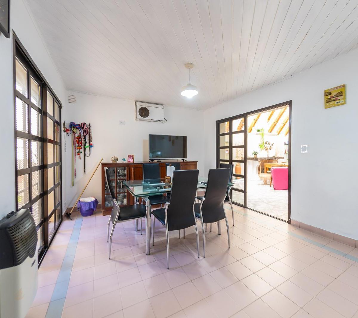 Venta - Casa de Tres Dorm. con Patio, Cochera y Quincho - Barrio Abasto 4