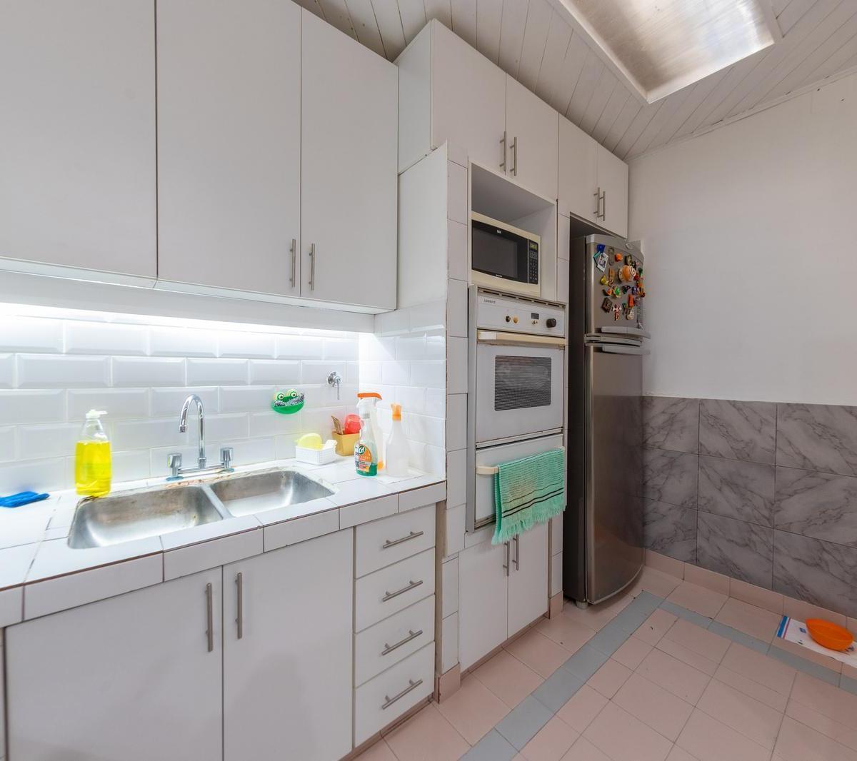 Venta - Casa de Tres Dorm. con Patio, Cochera y Quincho - Barrio Abasto 1