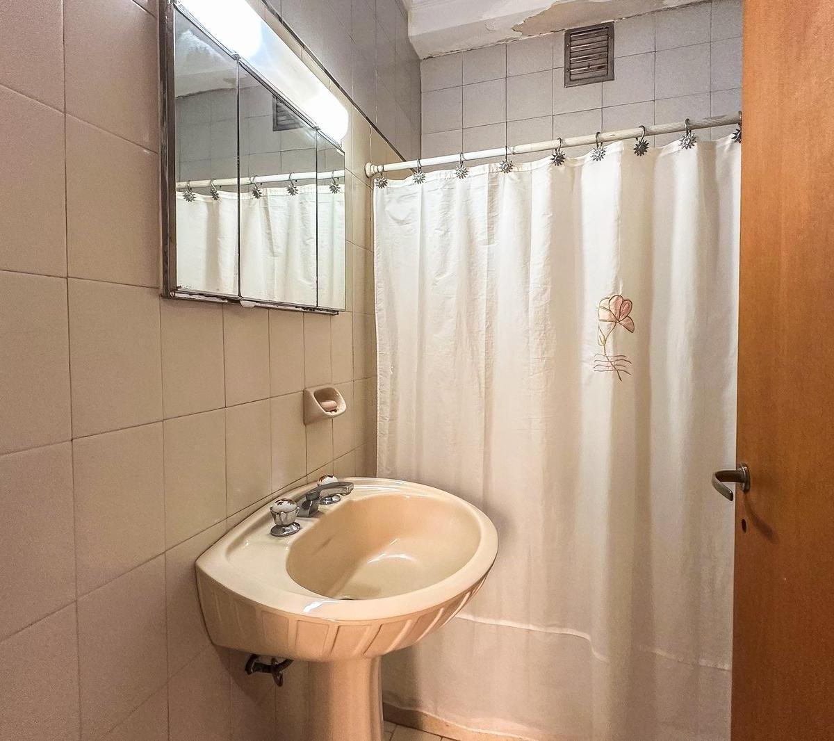 Venta - Casa de Tres Dorm. con Patio, Cochera y Quincho - Barrio Abasto 5
