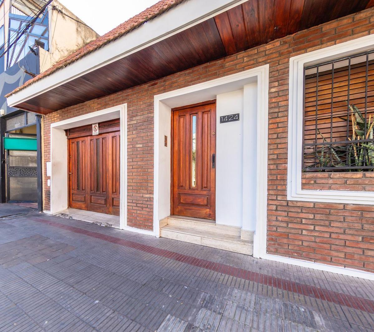Venta - Casa de Tres Dorm. con Patio, Cochera y Quincho - Barrio Abasto 3