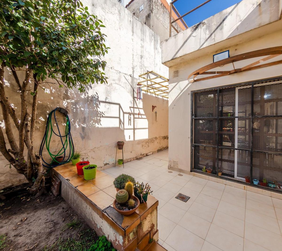 Venta - Casa de Tres Dorm. con Patio, Cochera y Quincho - Barrio Abasto 4
