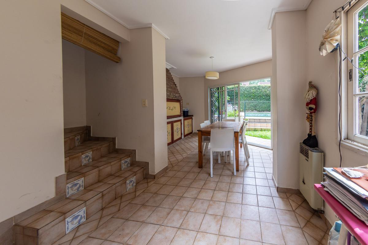 En Venta - Casa de 5 Dorm., con Cochera, Quincho y Pileta - Barrio Martin 3