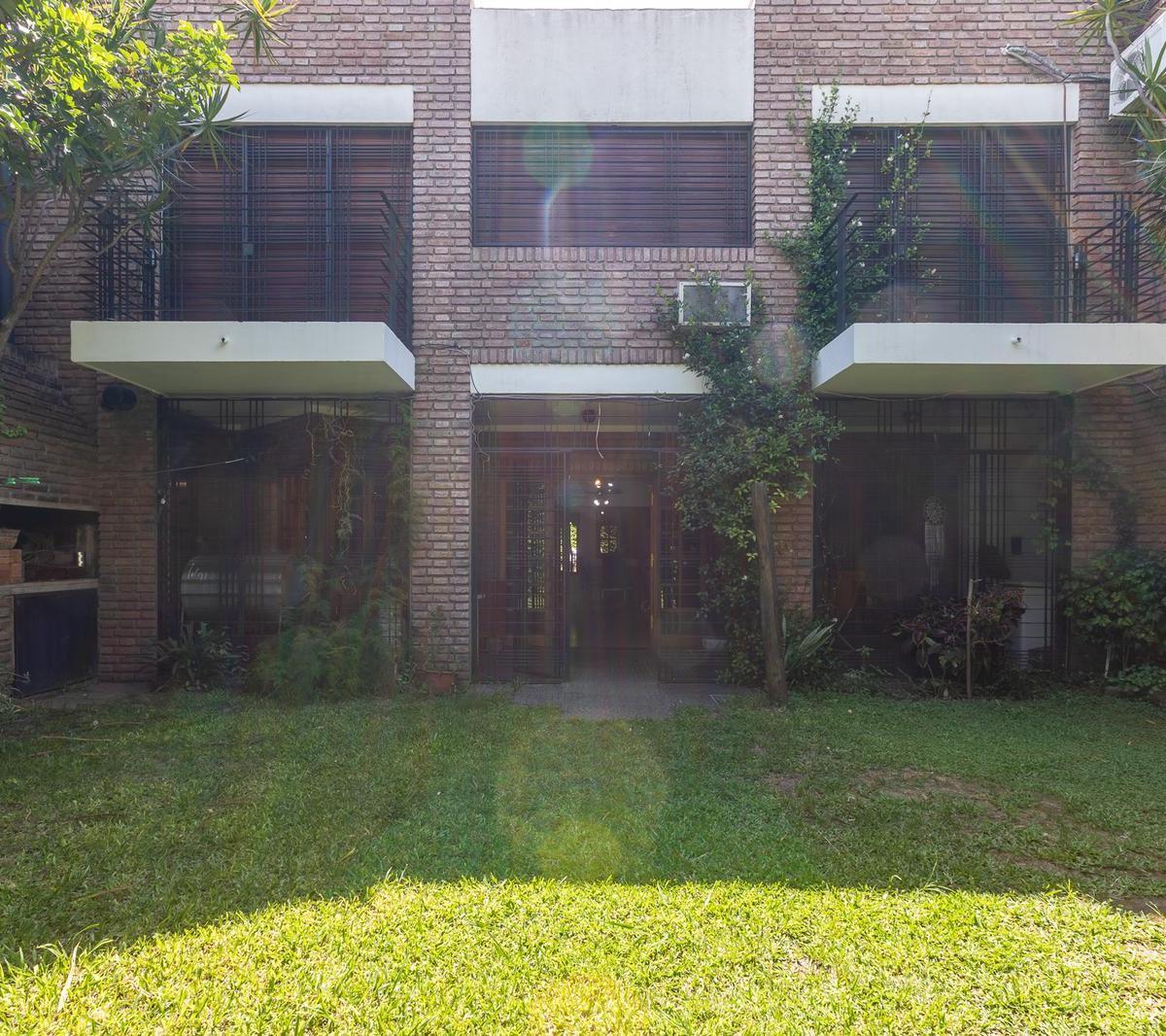 Venta - Casa de Dos Plantas y Cuatro Dorm. - Barrio Gral Jose de San Martin 5