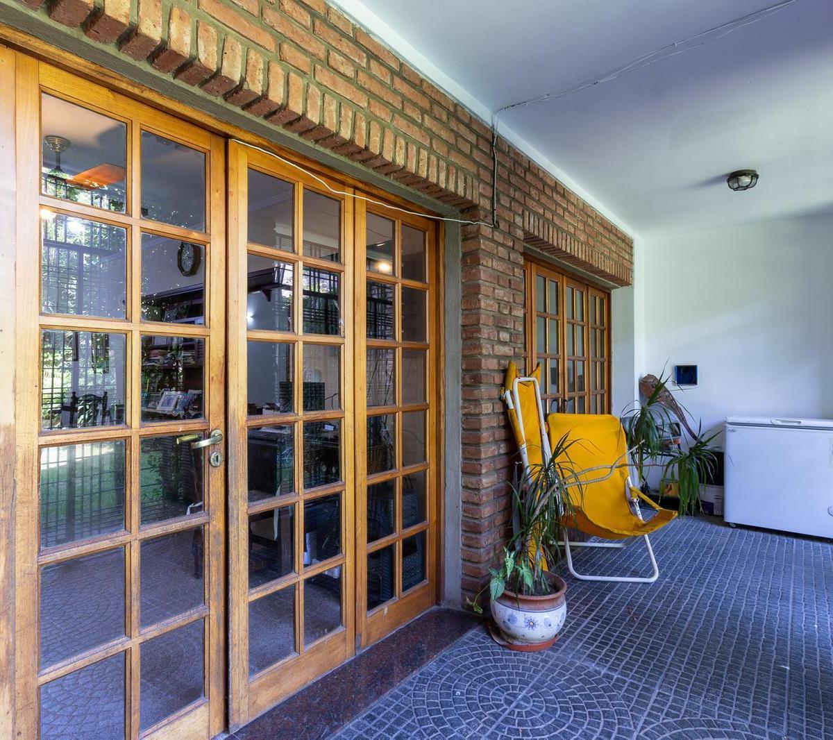 Venta - Casa de Dos Plantas y Cuatro Dorm. - Barrio Gral Jose de San Martin 2