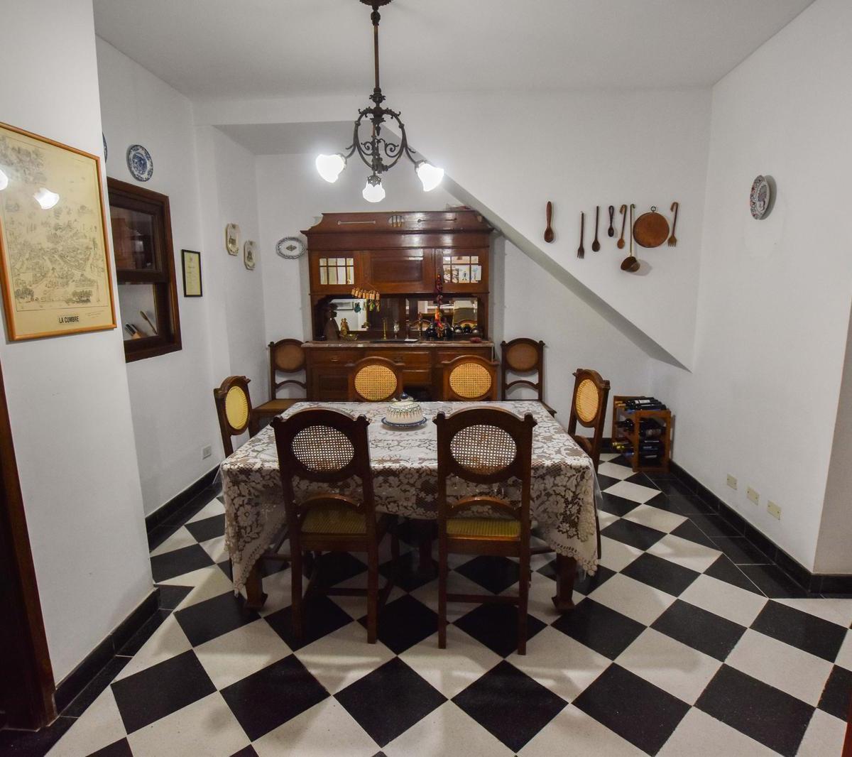 VENTA - CASA DE CUATRO DORMITORIOS CON PILETA Y QUINCHO - FISHERTON
