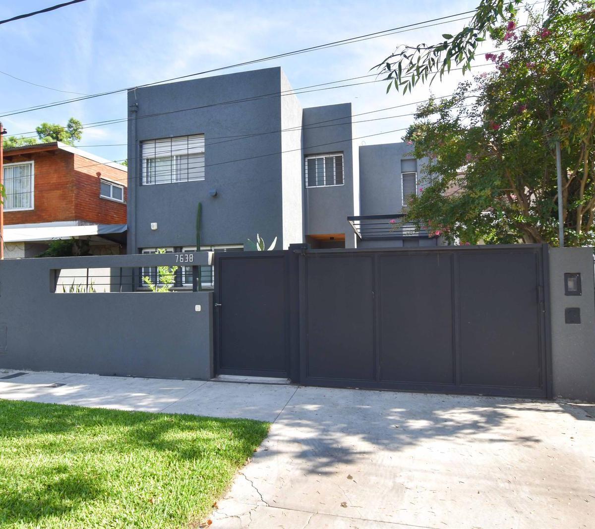 VENTA - CASA DE TRES DORMITORIOS CON JARDÍN Y PARRILLA - FISHERTON
