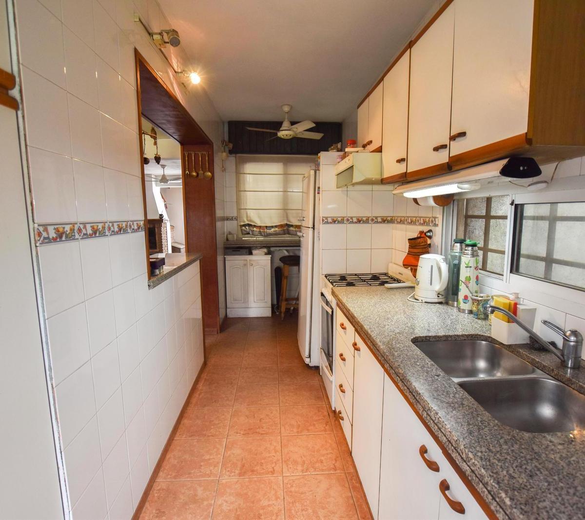 Foto de VENTA - CASA DE CUATRO DORMITORIOS CON JARDIN, PILETA Y COCHERA, imagen 4