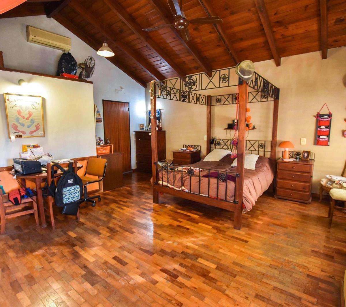 Foto de VENTA - CASA DE CUATRO DORMITORIOS CON JARDIN, PILETA Y COCHERA, imagen 2