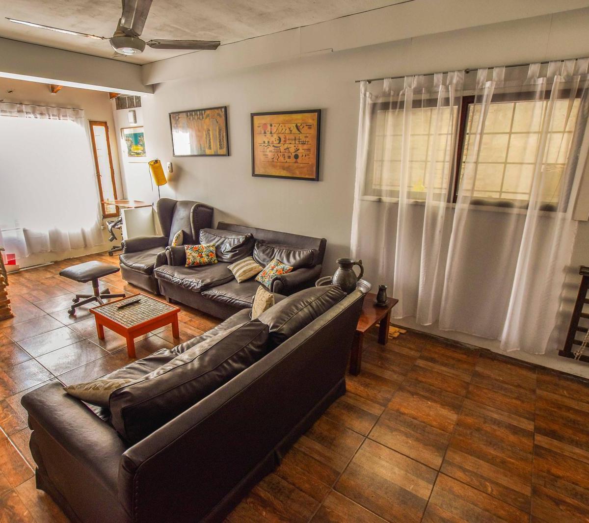 VENTA - CASA DE CUATRO DORMITORIOS CON JARDIN, PILETA Y COCHERA - BARRIO FISHERTON
