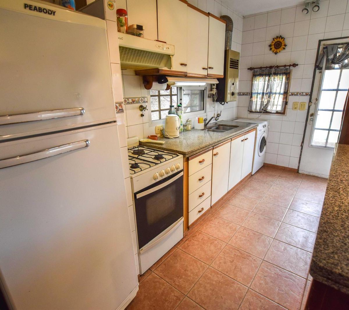 Foto de VENTA - CASA DE CUATRO DORMITORIOS CON JARDIN, PILETA Y COCHERA, imagen 3