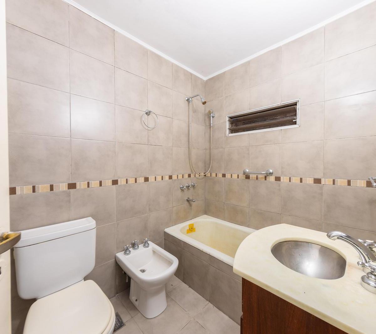 En Venta - Departamento en Planta Baja de Tres Dorm. con Patio - Barrio Martin 4