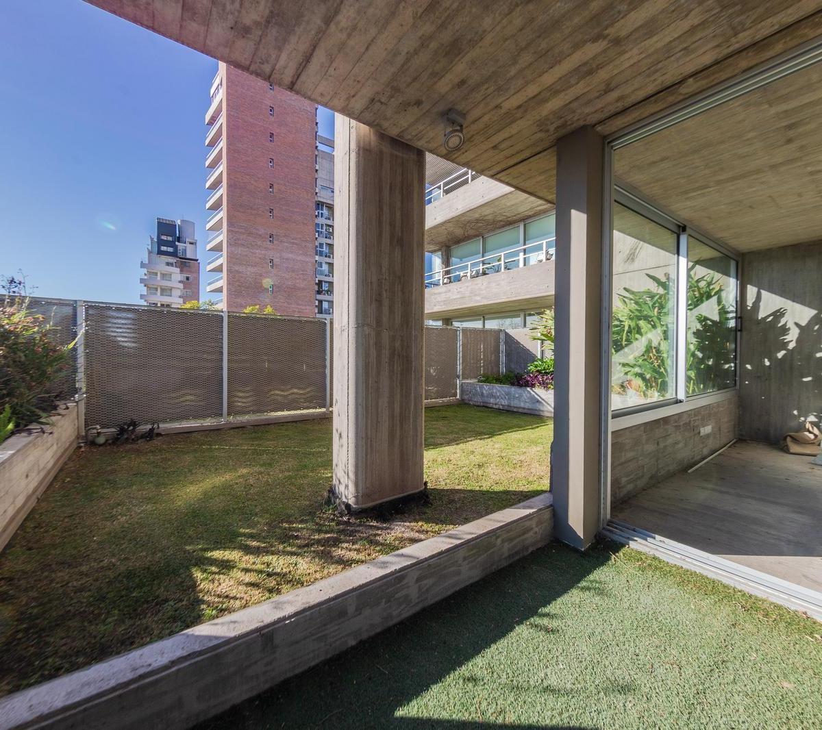 En Venta - Departamento de Tres Dorm. Barrio Arroyito 1