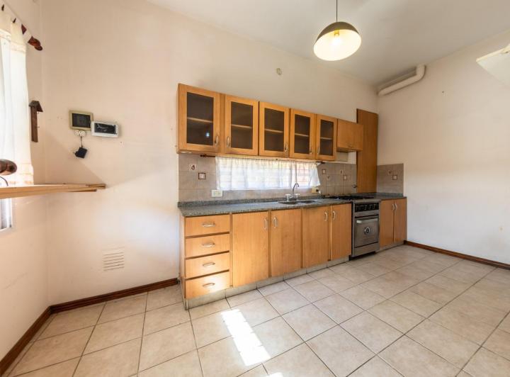 EN VENTA - CASA 3 DORMITORIOS, JARDÍN Y COCHERA - BARRIO PARQUE INDUSTRIAL 4