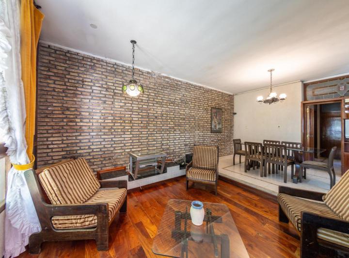EN VENTA - CASA DE TRES DORMITORIOS C/COCHERA, JARDÍN Y PILETA -  GRANADERO BAIGORRIA 5