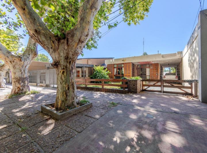 EN VENTA - CASA DE TRES DORMITORIOS C/COCHERA, JARDÍN Y PILETA -  GRANADERO BAIGORRIA 4