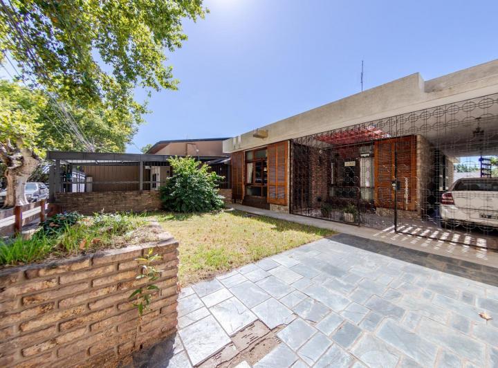 EN VENTA - CASA DE TRES DORMITORIOS C/COCHERA, JARDÍN Y PILETA -  GRANADERO BAIGORRIA 2