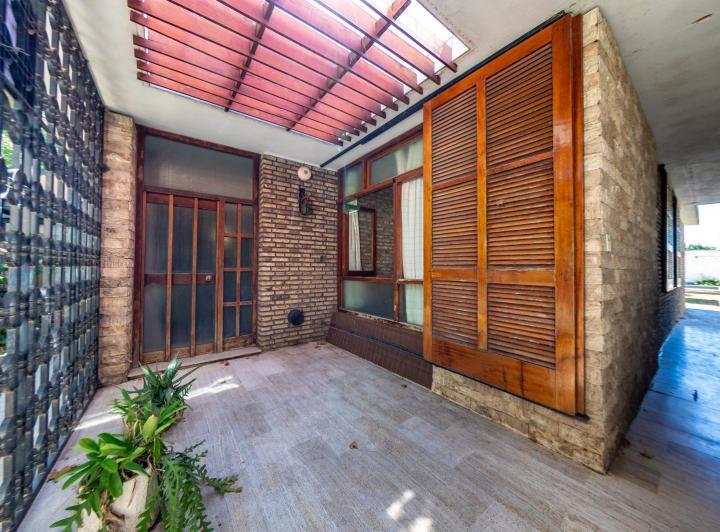 EN VENTA - CASA DE TRES DORMITORIOS C/COCHERA, JARDÍN Y PILETA -  GRANADERO BAIGORRIA 3