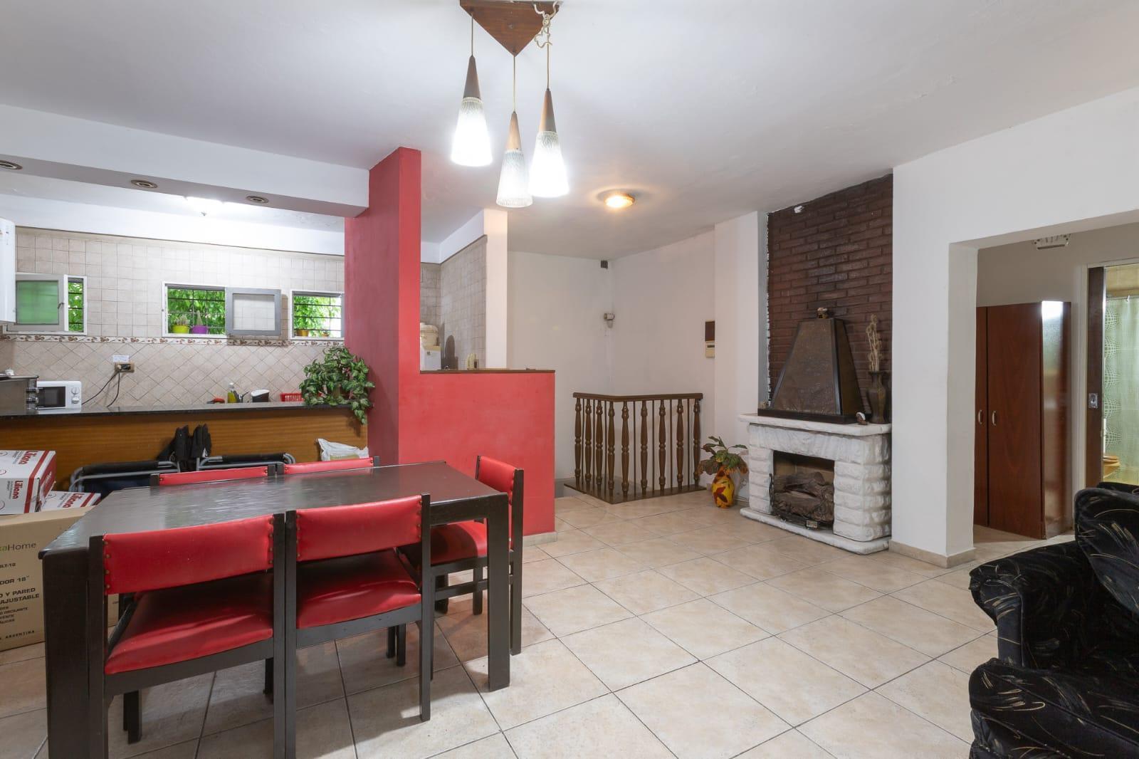 VENTA - 2 CASAS DE 2 DORMITORIOS CADA UNA CON 2 COCHERAS - BARRIO ECHESORTU