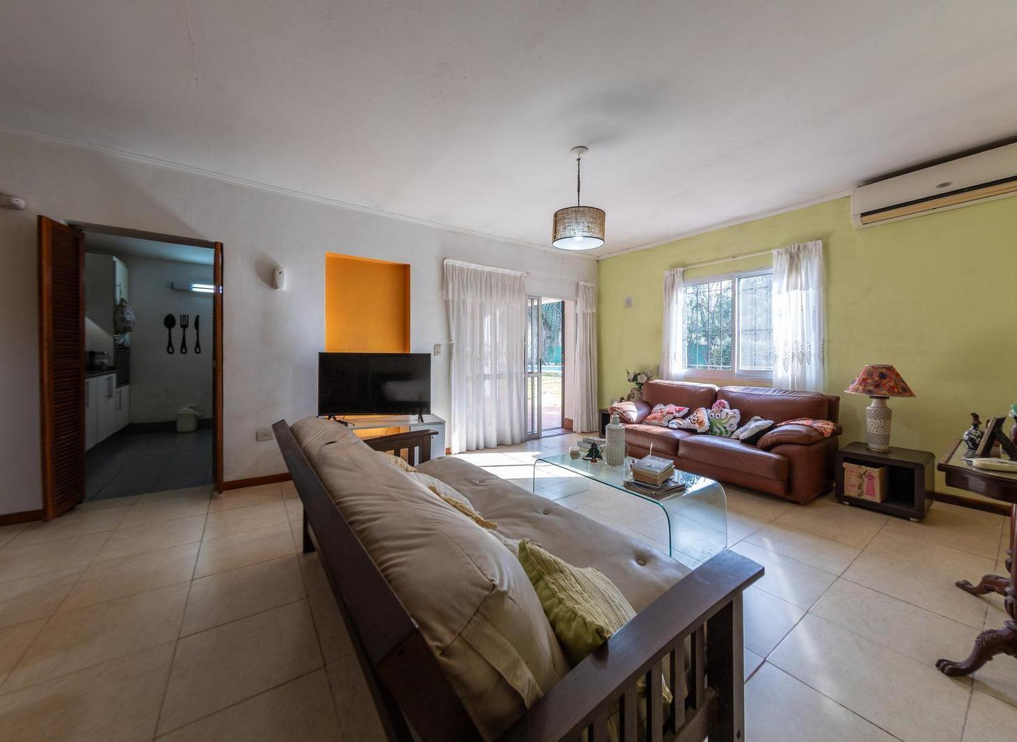 VENTA - CASA DE TRES DORMITORIOS CON PILETA Y COCHERA- IBARLUCEA