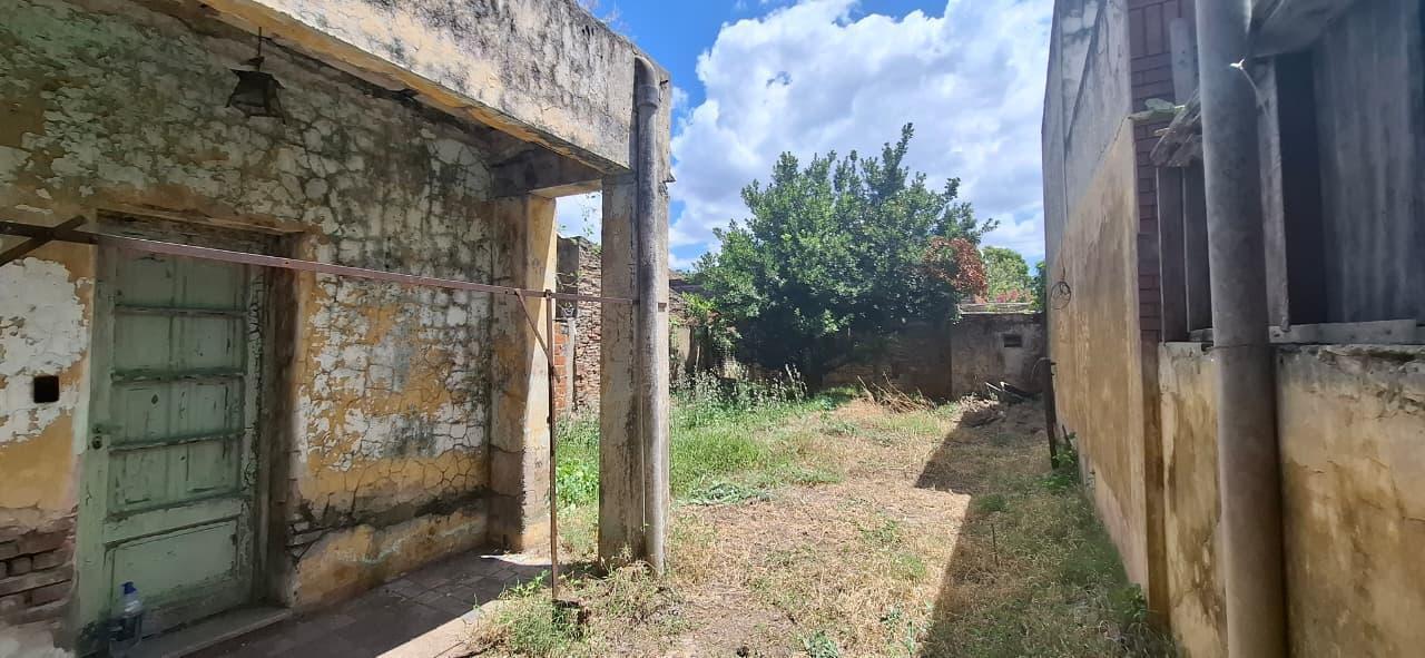VENTA - CASA A REFACCIONAR - BARRIO SARMIENTO