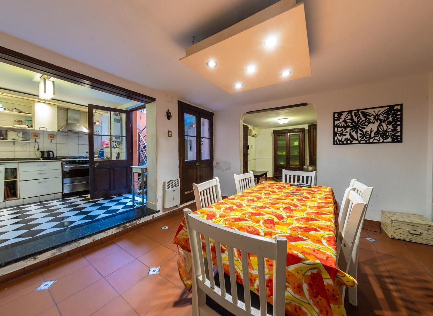 VENTA - CASA DE PASILLO TRES DORMITORIOS Y PATIO - CENTRO, ROSARIO