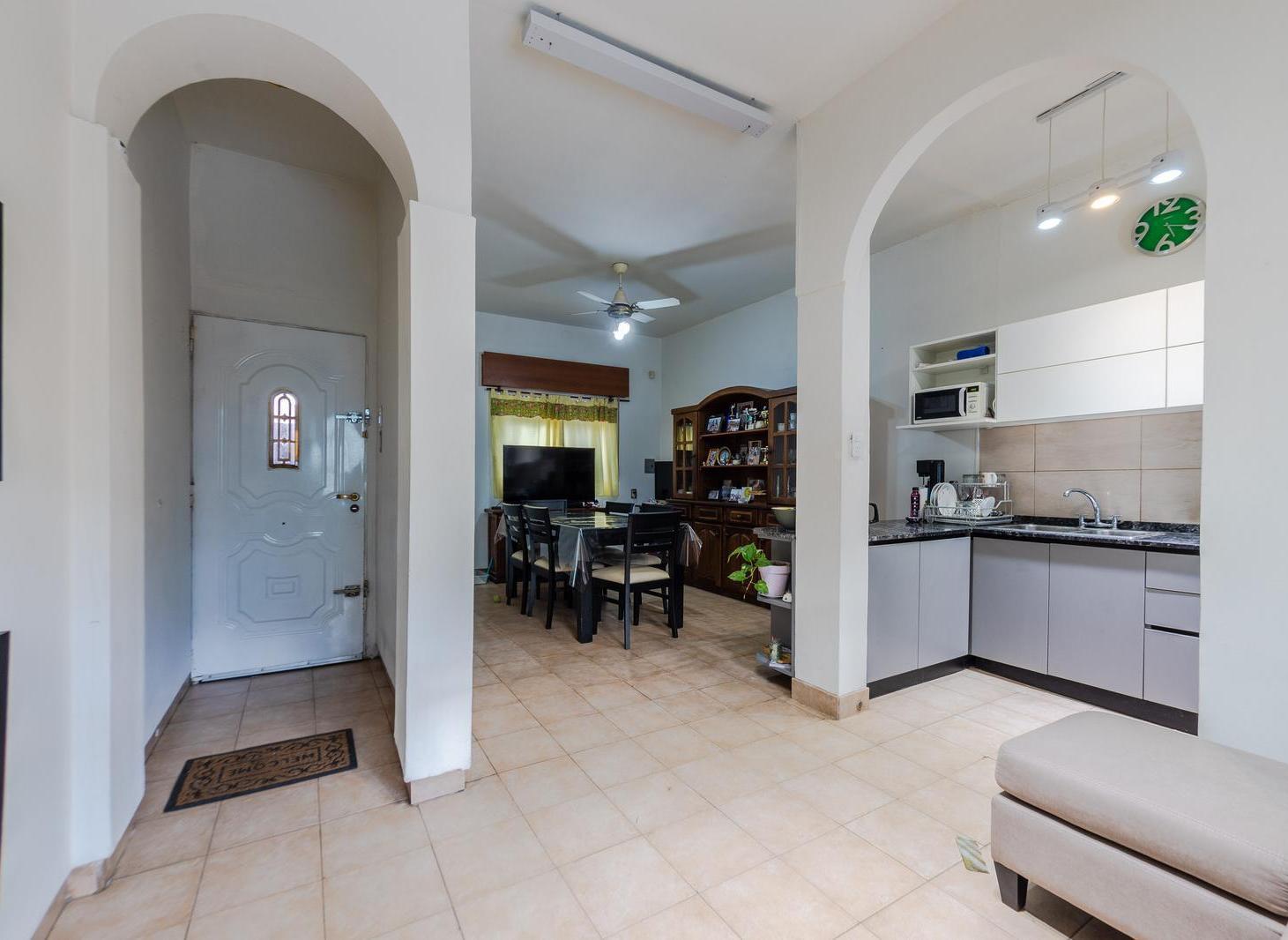 CASA EN VENTA CON COCHERA EN BARRIO AZCUÉNAGA