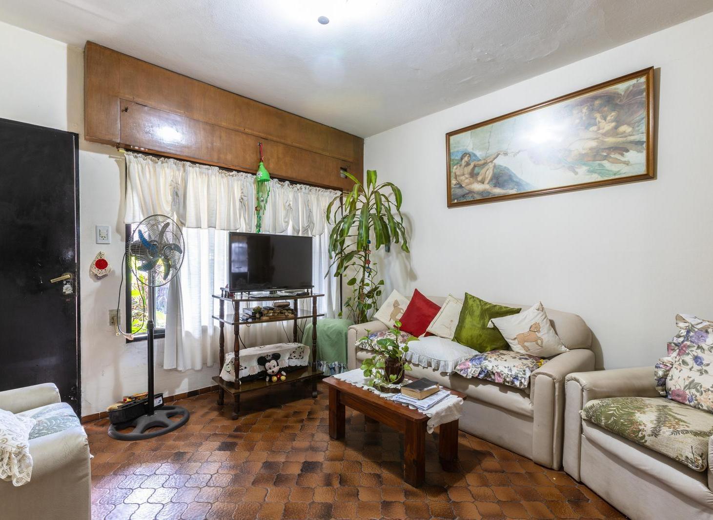 EN VENTA- CASA DE DOS DORMITORIOS CON GALERIA, PATIO Y PARRILLERO - DOMINGO MATHEU