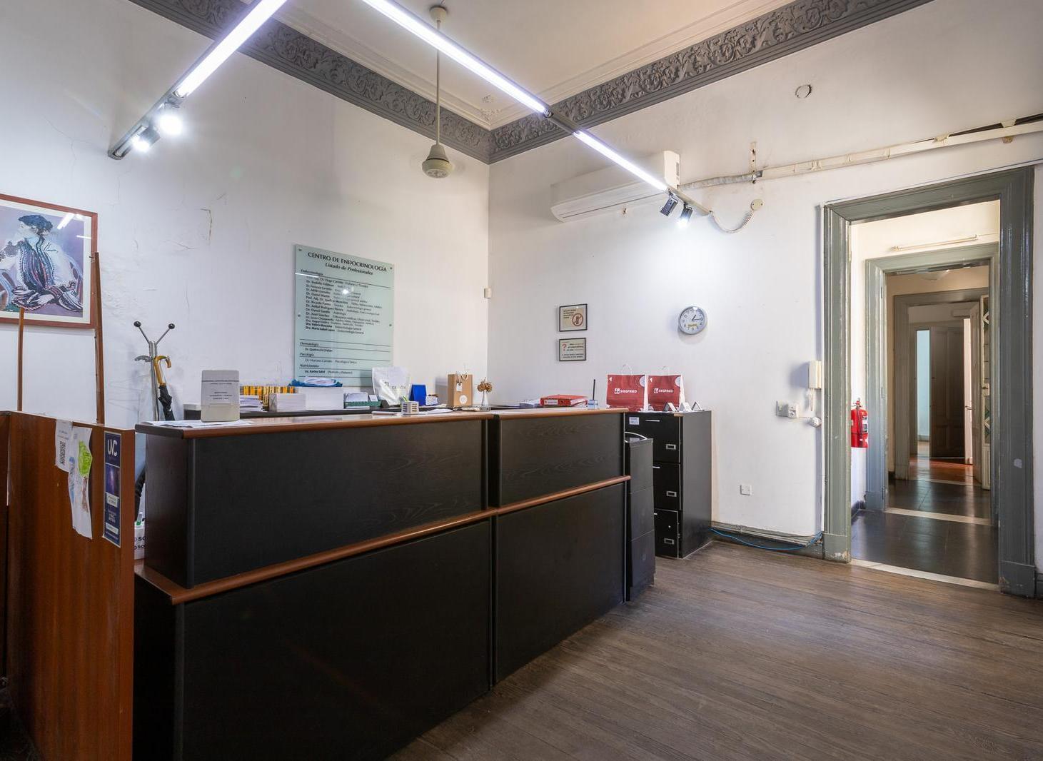 EN VENTA - OFICINA PARA USO INSTITUCIONAL/ PROFESIONAL -CENTRO