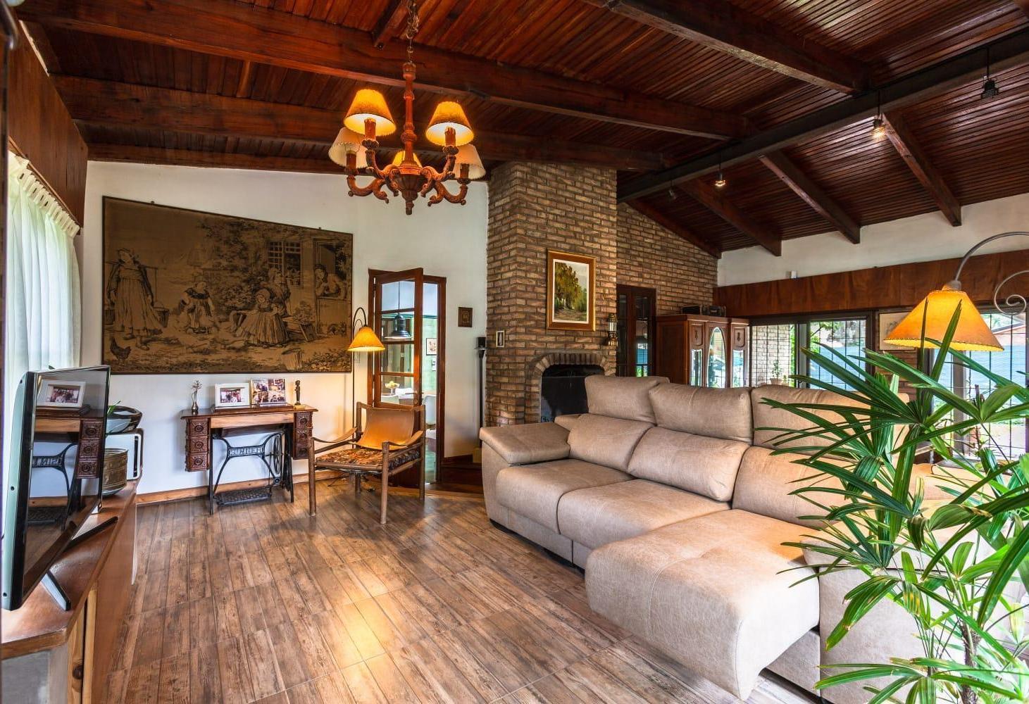 VENTA - CASA DE 5 DORMITORIOS CON QUINCHO Y PILETA - FUNES GARITA 13