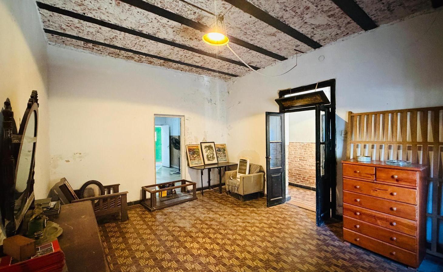 EN VENTA-CASA DE TRES DORMITORIOS CON COCHERA-BARRIO AZCUENAGA