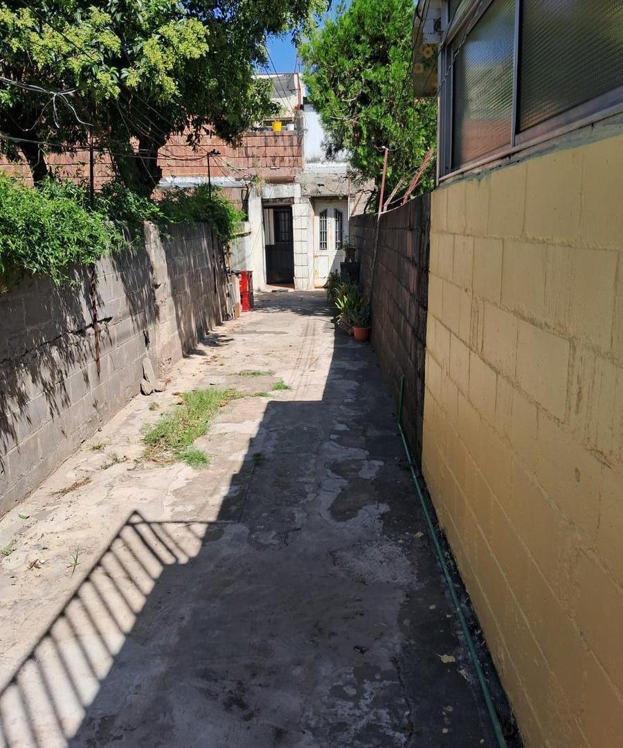 EN VENTA - CASA DE PASILLO DOS DORMITORIOS - BARRIO BELGRANO.