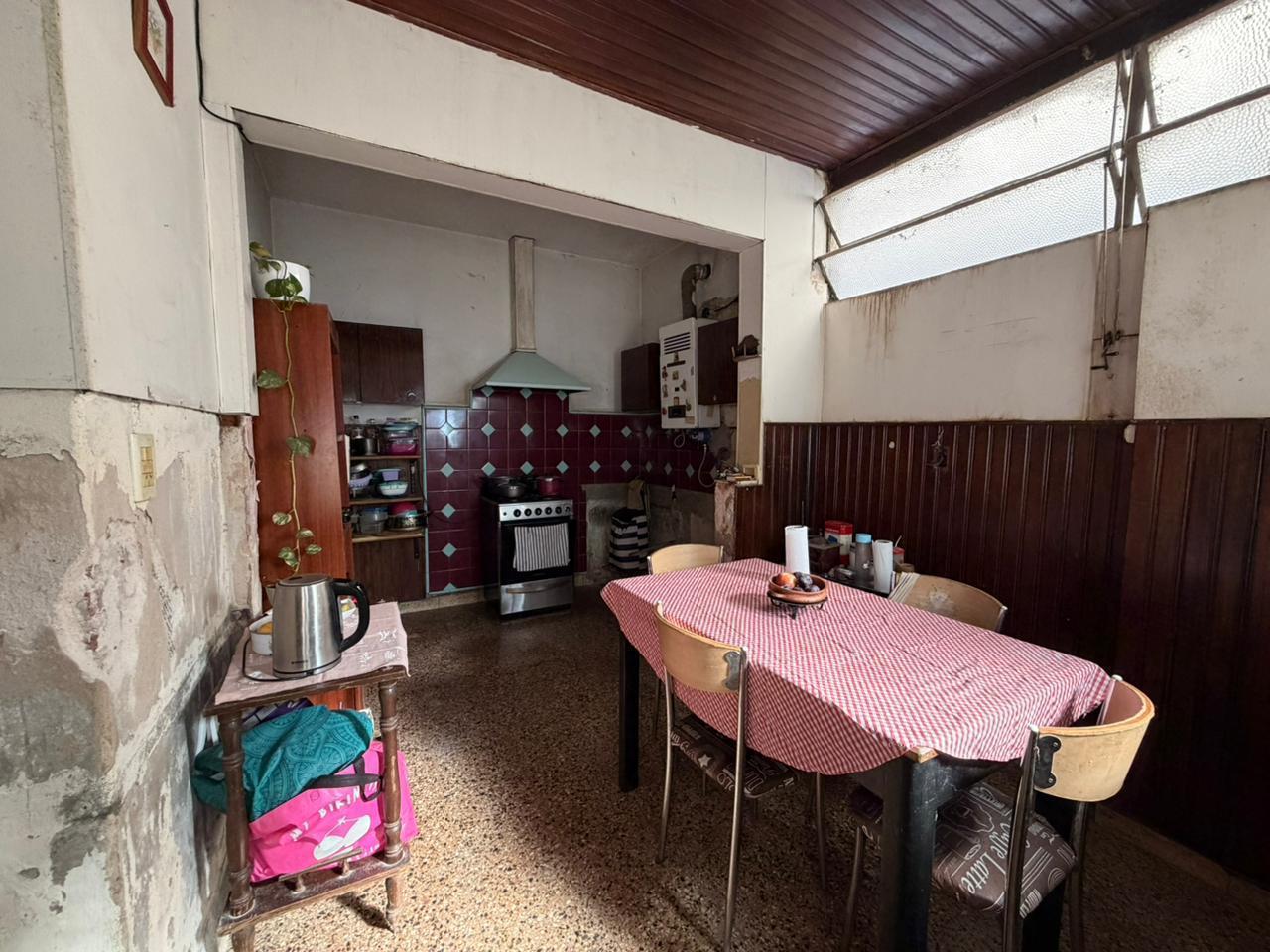 VENTA CASA AL FRENTE (EN PH) BARRIO ABASTO